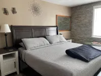 Directly across from the Old Jail, historical & surreal, ground floor 2 bedroom - 4-Star