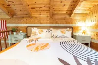 Retro Cabin in Hocking Hills, Ohio w/ Jukebox, Hot Tub & Pond. Dog-friendly! - Chalets