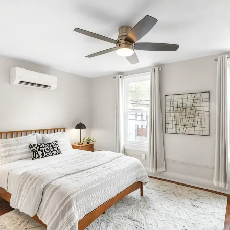 Chic, pets, walk to downtown