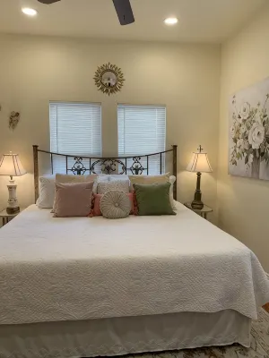 "Henrietta's Magnolia" Located 2 1/2 blocks from historic downtown Breaux Bridge - Wifi