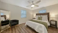 Elegant 2 Br + Den / Heated Pool / Steps to Siesta Beach - ブティック
