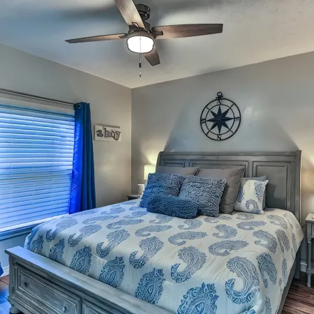 Waterfront Sleeps 6 w/private boat dock and heated pool.