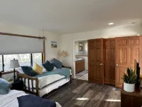 Cottage By The Sea And Trails.  Blocks from the Fiscalini Preserve. - شرفة