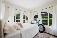 3/2 Ocean Breeze Escape Located on Palm Beach Island - Kitchens