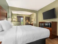 Quality Inn & Suites Near Panama City Beach - parking