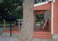 Secluded, shady river front Get-away cabin - Chalets