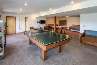 PINEVIEW LAKE LODGE- 6 bed 4.5 bath minutes from Snowbasin Ski Resort. - 4성급