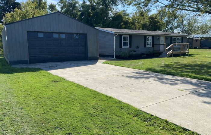 Quaint recently renovated house walking distance to  Lake Shore Park.