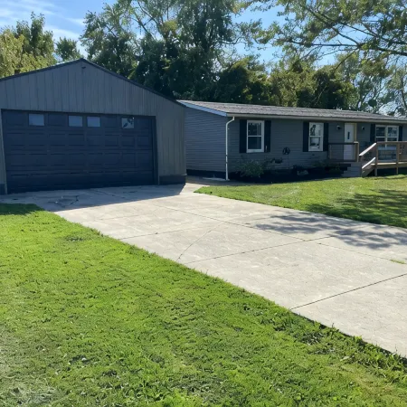 Quaint recently renovated house walking distance to  Lake Shore Park.