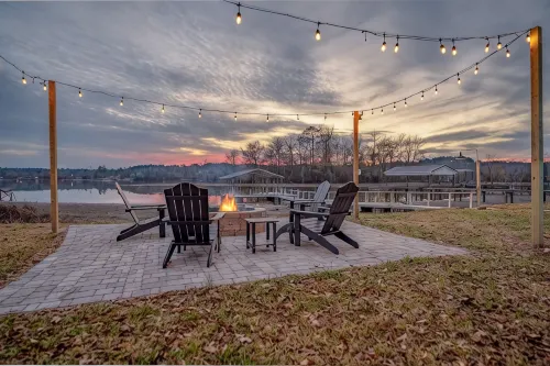 Lakefront Getaway: Fire Pit ~ Dock ~ Games ~ Family & Pet Friendly - Wifi