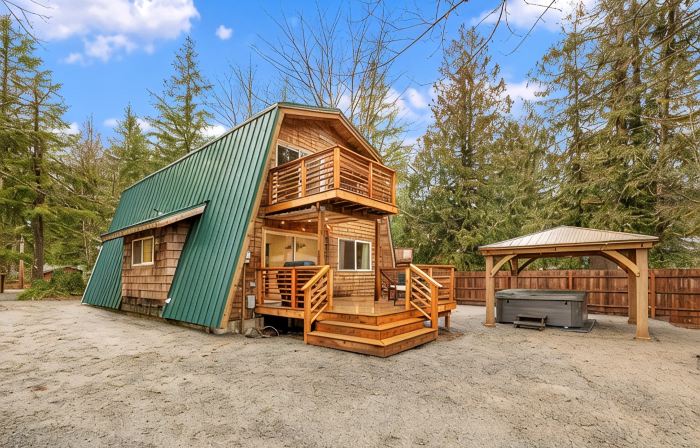 Wild Dog Cabin located on Highway 2 - Only 25 min to Steven's Pass!