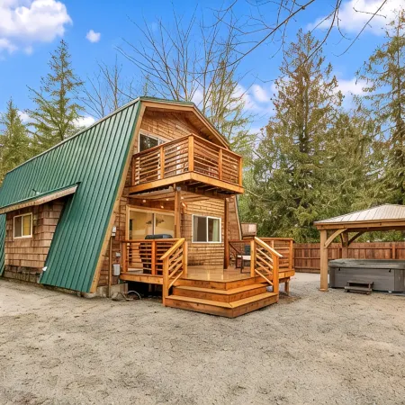 Wild Dog Cabin located on Highway 2 - Only 25 min to Steven's Pass!