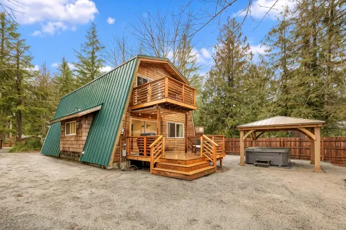 Wild Dog Cabin located on Highway 2 - Only 25 min to Steven's Pass! - Chalets