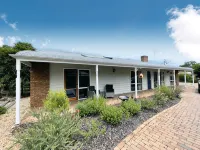 Stylish Coastal Hamptons home, 5 mins from Metung Village - Wifi