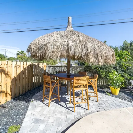 Oasis House: Heated Pool & Spa 300ft Walk to Beach