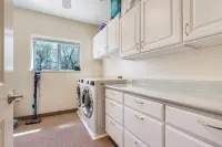 Springville Welcome Home: spacious 5-bedroom house in delightful Springville - Wi-Fi