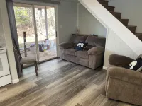 Unique barn shaped 2 bedroom cabin in Rogersville TN with AC, WiFi, dogs ok, - Alppimaja