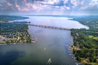 New! Charming Home in the Heart of Bemus Point, Lake Chautauqua, NY - 홈스테이