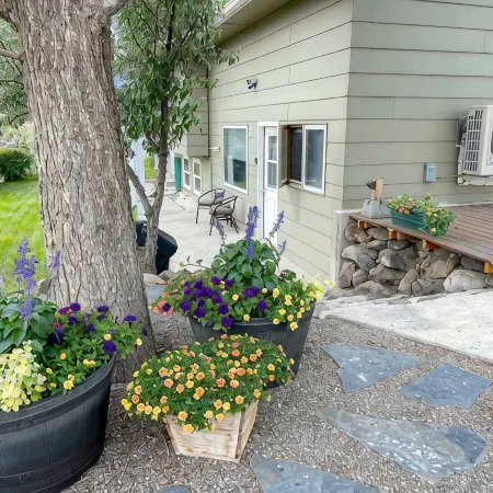 YEAR ROUND, a Cozy Studio for 2, Overlooking the Historic Yellowstone Arch