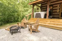 Retro Cabin in Hocking Hills, Ohio w/ Jukebox, Hot Tub & Pond. Dog-friendly! - 4성급