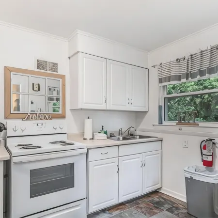 #1 cozy 1-Bdrm suite downtown with parking