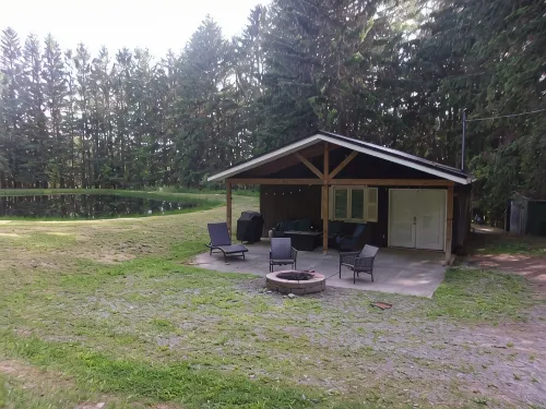Pondside Hideaway - Hytter
