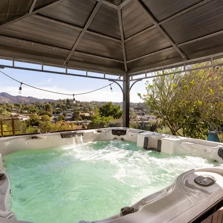 Private Hilltop Haven - Hot Tub/Game Room — 10mi to Beach & Legoland