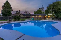 Cozy All Hardwood Home w Private Pool Near Enloe & Csuc - 3 étoiles