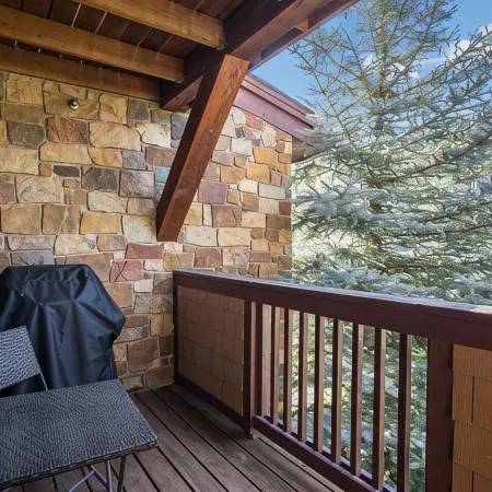 Beautifully renovated 1st floor condo just steps from Wildhorse Gondola