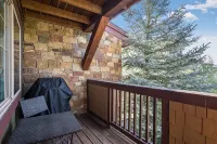 Beautifully renovated 1st floor condo just steps from Wildhorse Gondola - 2성급