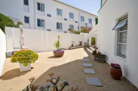 Small Bay Guest House - parking