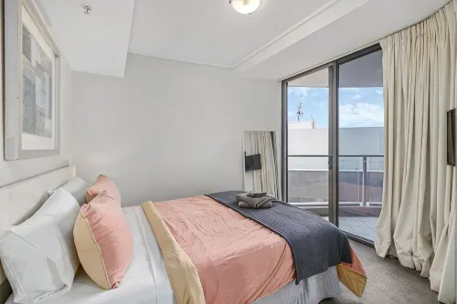 Inner-City Vibes! 2Bed/1Bath/1Car/Balcony~CBD - อ่างจากุชชี่