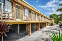 Allambi Holiday Apartments Hotels near The Griffiths Sea Shell Museum and Marine Display