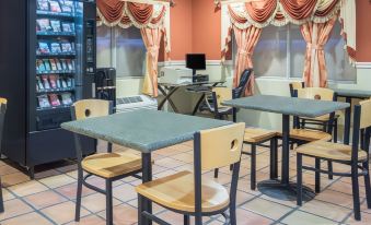 Super 8 by Wyndham Portales