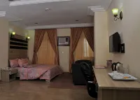 Hotel De Bently Hotels near C5 Garden