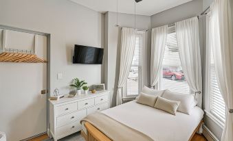 Cozy Somerville Studio 2 Mi to Boston, Walk to T!