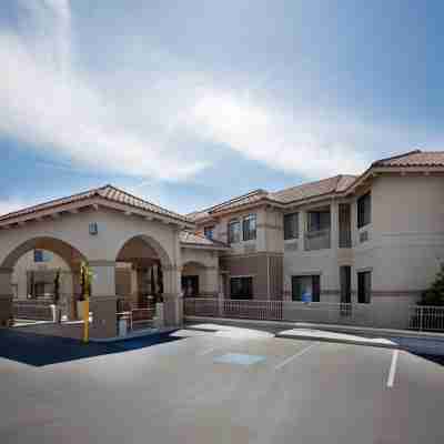 Holiday Inn Express & Suites Marina - State Beach Area Hotel Exterior