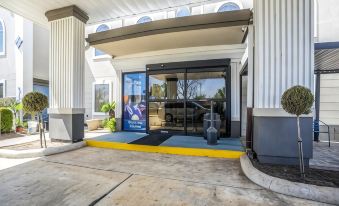 Days Inn & Suites by Wyndham NASA Space Center Houston