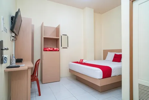 RedDoorz Syariah Near Taman Siring 2