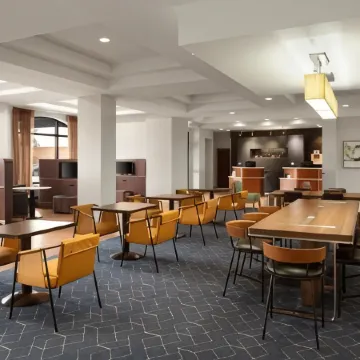 Courtyard Louisville Airport Отели рядом с достопримечательностью «Сикс Флэгз Кентакки Кингдом»