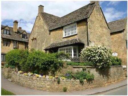 Grade II Listed Cotswolds Self Catering Accommodation. VisitEngland
