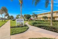 Downtown Old Naples 2 Bed - One block from 3rd Street & 4 blocks to the Beach