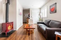 Inn at 84 Honeycrisp: 1 King BR private bath with sofa
