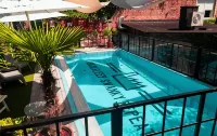 Stay Swanky Hostel - Pools