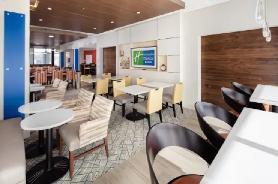 Holiday Inn Express & Suites EAST PEORIA - RIVERFRONT by IHG