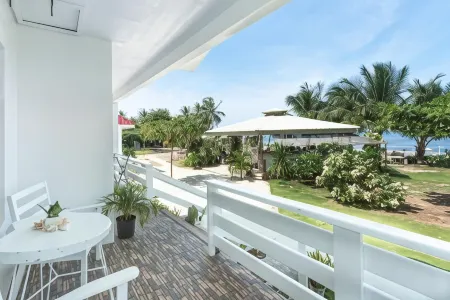 YAMA APARTMENTS - Private Beachfront Отели рядом с достопримечательностью «The Boardwalk at Cloud 9 Resort»