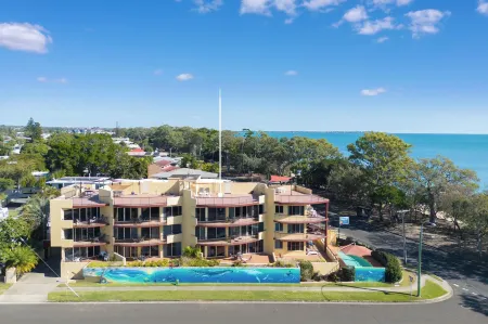 Alexander Beachfront Apartments Отели в г. Херви-Бэй