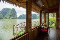 Xuan Son Lakeside Bungalow Hotels in Ninh Nhất