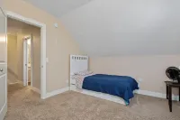 Charming Retreat Close to Downtown Attractions - Inviting and Cozy Hotels near Holland Museum