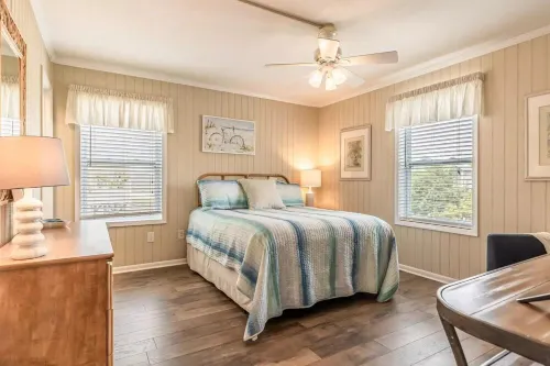 "Just Enough" Updated 3 Bedroom OIB Condo. Pools and Private Beach Access